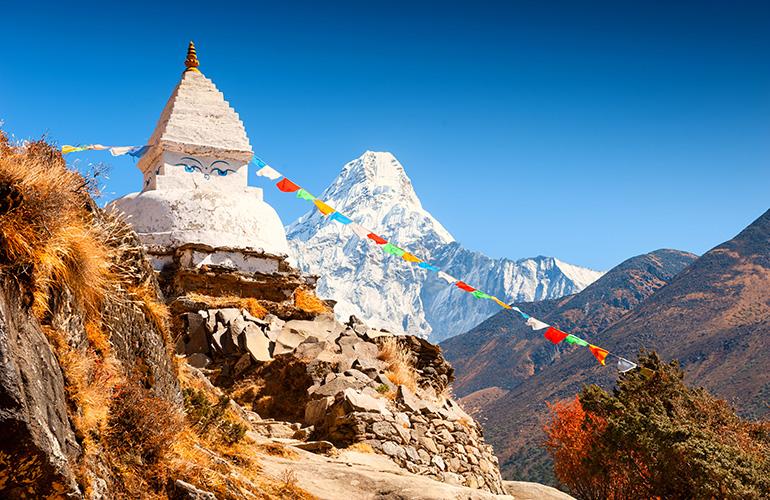 Stupa devant le mont Ama Dablam, Himalaya, Népal.