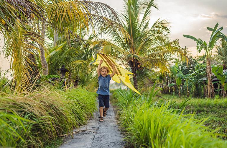 Enfant jouant avec un cerf-volant, Ubud, Bali, Indonésie.