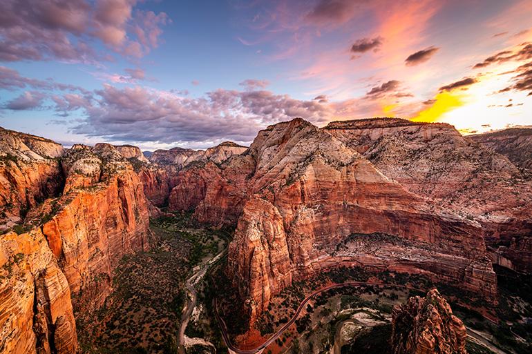 Coucher de soleil sur Angels Landing, randonnée la plus célèbre du Zion National Park, USA.