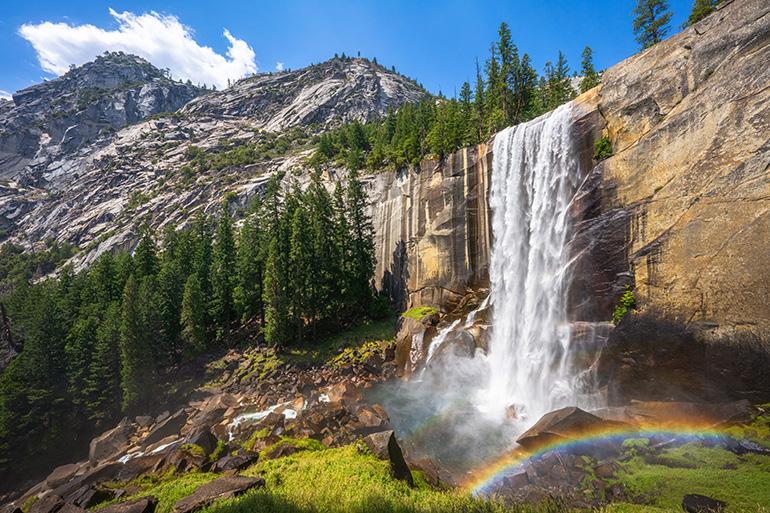 Cascade sur le sentier de la brume dans le parc national de Yosemite, Californie, Etats-Unis.