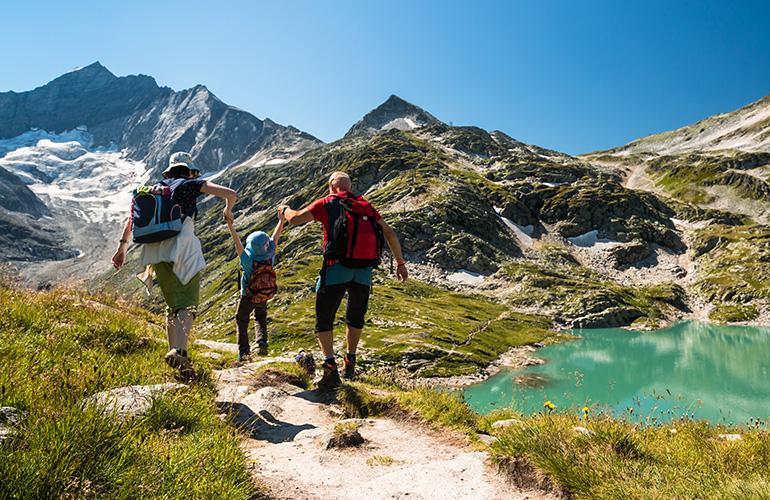 Famille en vacances dans les Alpes, Autriche.