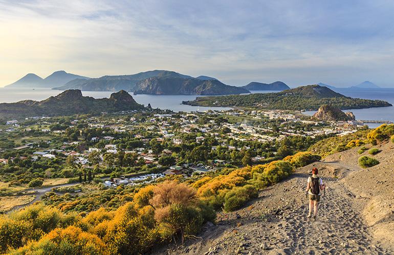 Sentier sur l’île de Vulcano, Iles Eoliennes, Sicile, Italie.