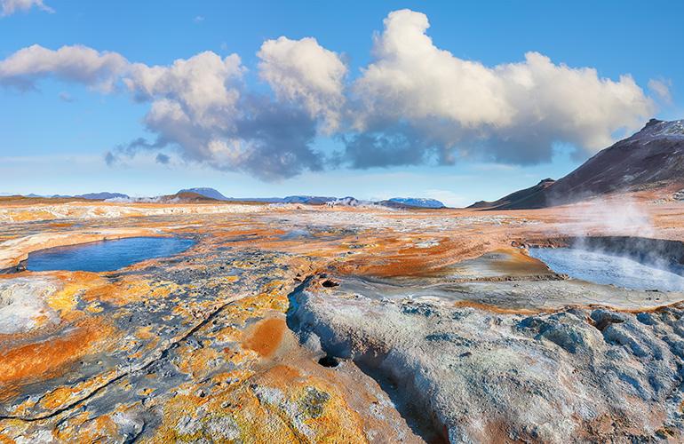 Fumerolles et des bassins de boue en ébullition, activité géothermique de Hverir, Islande.