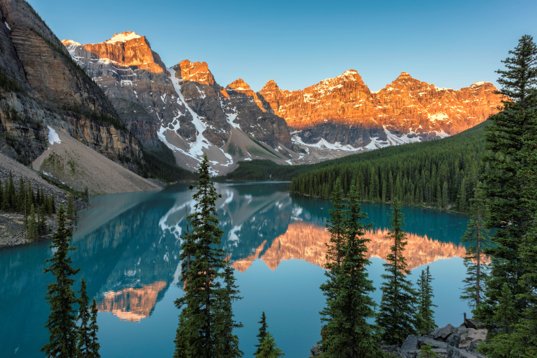 Lever de soleil au lac Moraine dans le parc national de Banff, Canada
