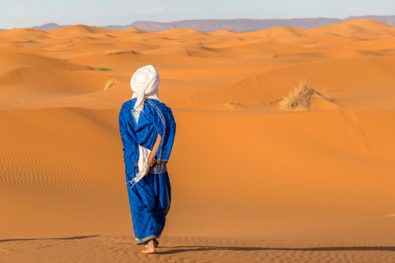 Berbère dans le désert d’Erg Chebbi, Maroc