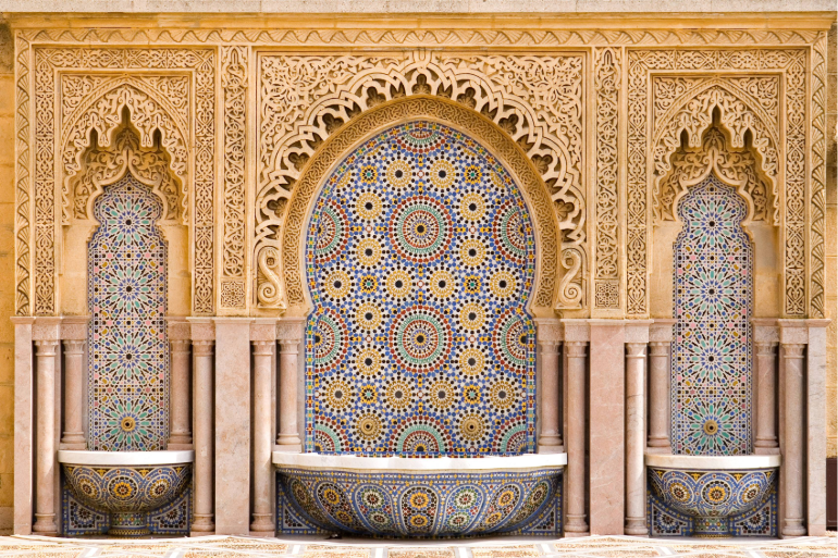 Fontaine ornée de mosaïques, art marocain, ville de Rabat, Maroc