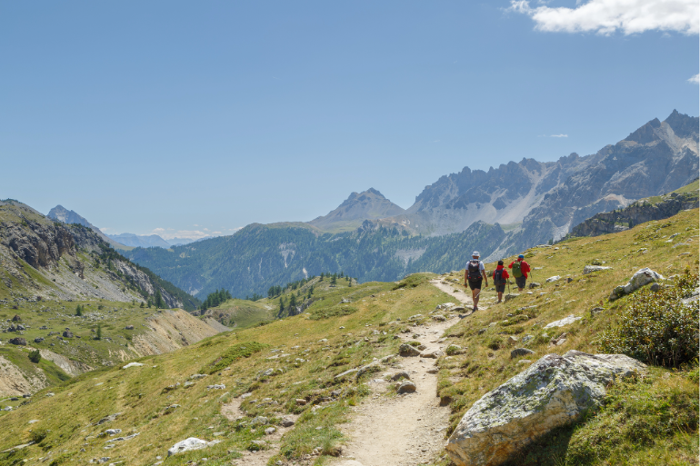 Randonneurs sur le sentier du Thabor, Cerces, vAlpes, France