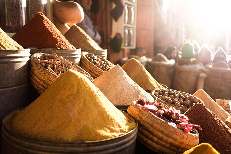 Étal d'épices à Marrakech, Maroc.