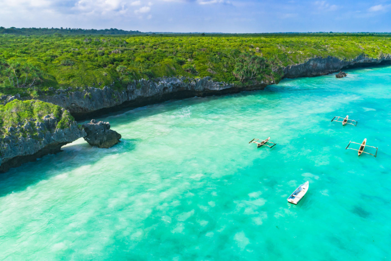 Bateaux, falaises et eau turquoise à Zanzibar