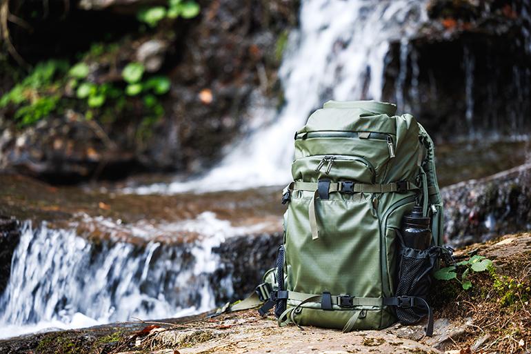 Sac à dos de randonnée devant une cascade.