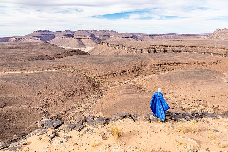 Homme vêtu de bleu dans le désert de Mauritanie